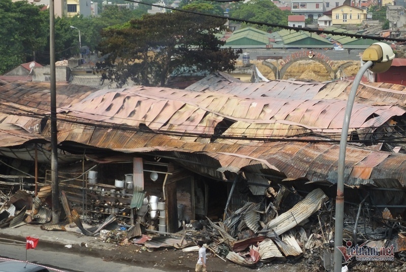 Xoong chảo biến dạng, nước ngọt hóa tro trong chợ bị cháy ở Thanh Hóa