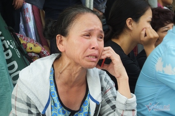 Cháy chợ ở Thanh Hóa, nữ tiểu thương ngã quỵ bên 5 ki-ốt hóa than