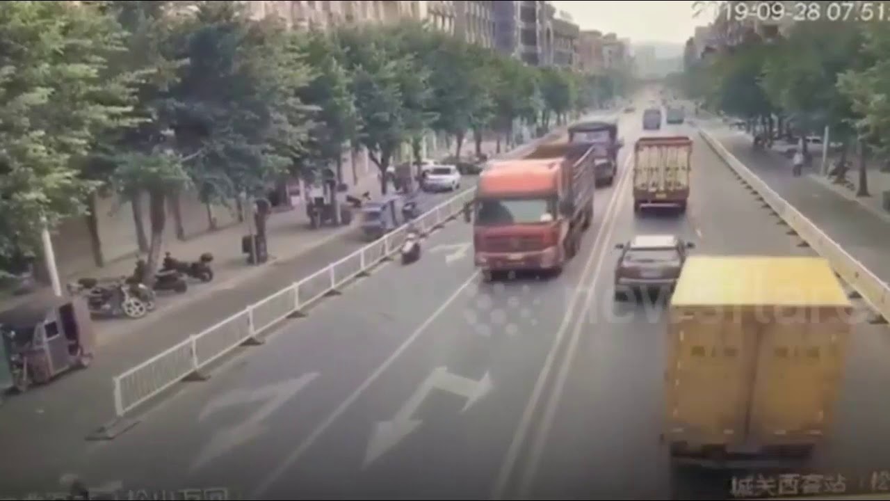 Xe tải mất kiểm soát gây cháy tòa nhà 5 tầng