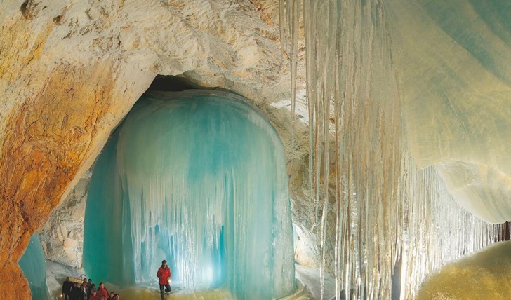 Bí ẩn hang động băng giá lớn nhất thế giới