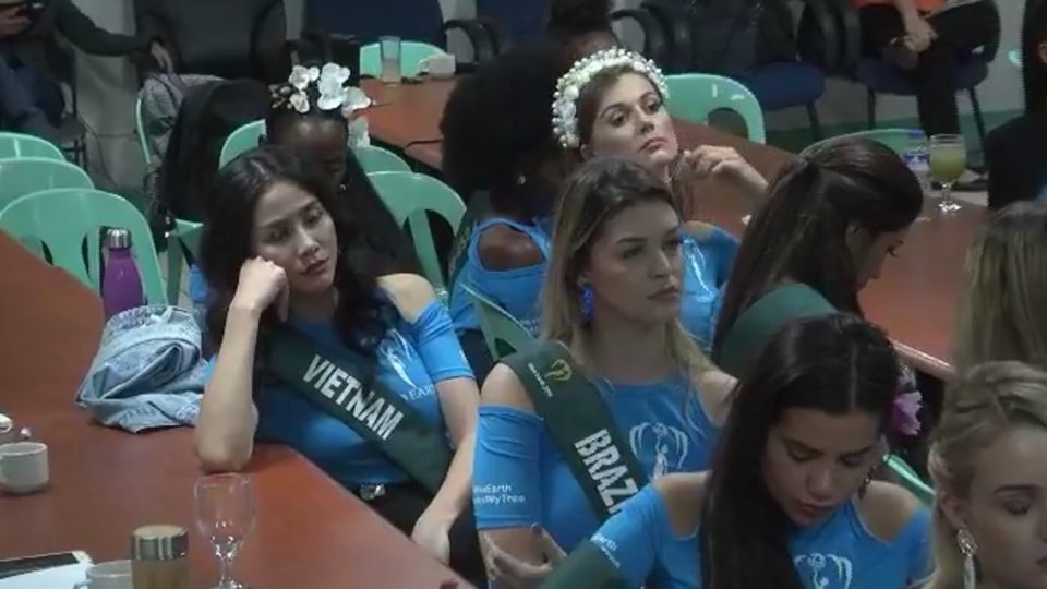 Thí sinh Hoa hậu Trái Đất 2019 đờ đẫn, đại diện Việt Nam cũng ngáp ngắn ngáp dài khi phải nghe thuyết trình liên miên