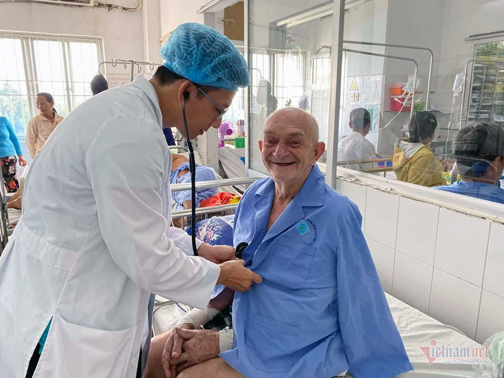 Khách du lịch nước ngoài bị nhồi máu cơ tim, được bác sĩ Việt cứu sống