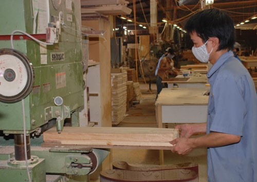 Vietnam wooden furniture manufacturers worried, despite more orders