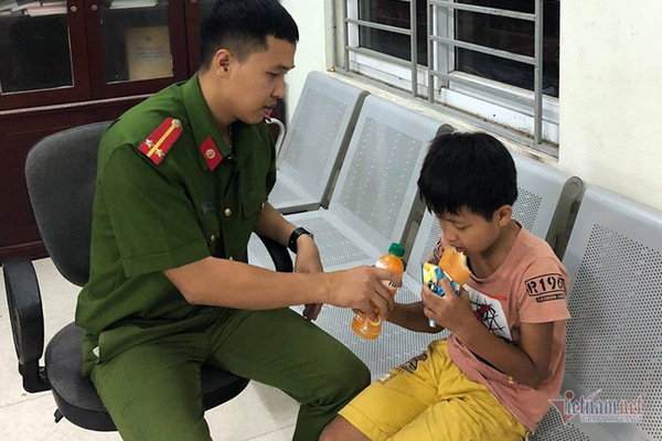 Đạp xe lạc qua cầu Thăng Long, bé trai mệt lả được công an giúp đỡ