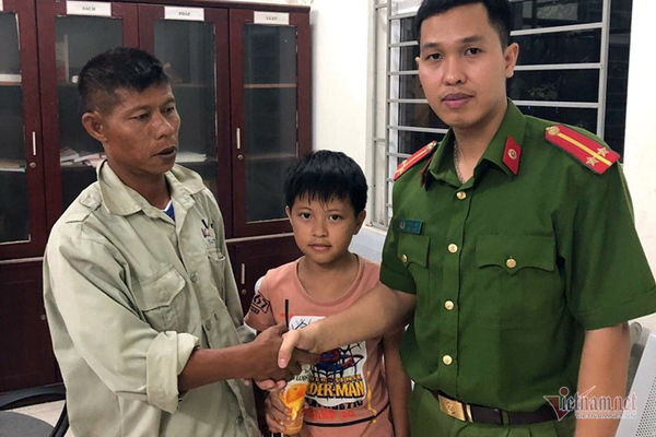 Đạp xe lạc qua cầu Thăng Long, bé trai mệt lả được công an giúp đỡ