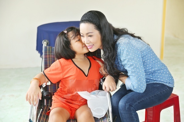 Trịnh Kim Chi vượt trăm cây số tặng nhà cho em bé sống trong chuồng bò