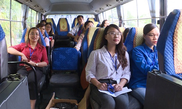 Xe buýt chở giáo viên ở 2 xã vùng cao Quảng Ninh