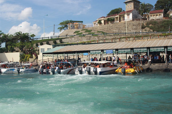 Three Vietnamese tourists rescued in Nha Trang Bay