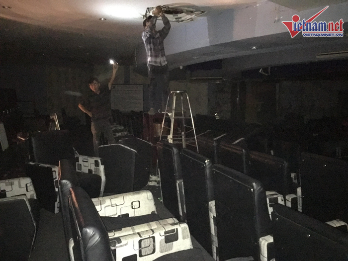 Sân khấu 14 năm của Hồng Vân đang tháo dỡ, trang thiết bị ngổn ngang