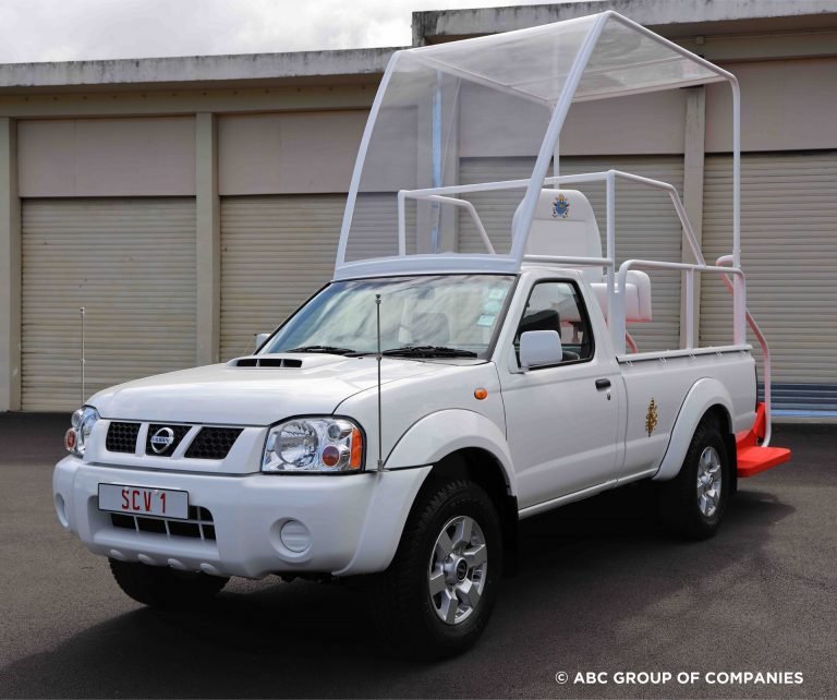 Giáo hoàng Francis diễu hành bằng bán tải Nissan Navara giá rẻ