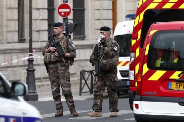 Đâm dao đẫm máu ở đồn cảnh sát Pháp
