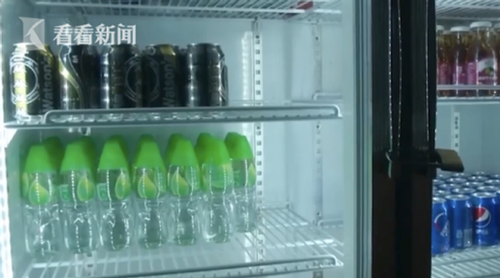 Nhân viên phục vụ mang nhầm chai nước tẩy cho khách uống