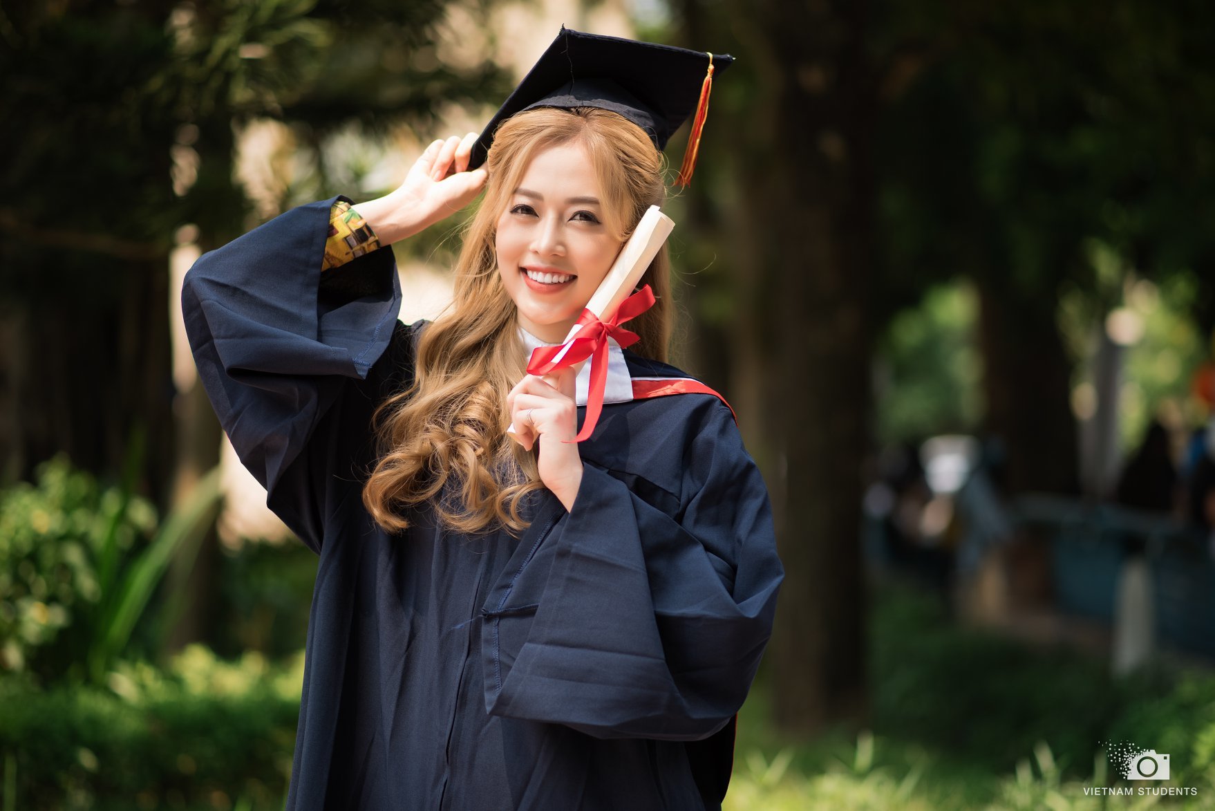 Hình ảnh trong trẻo chia tay tuổi sinh viên của Á hậu Bùi Phương Nga