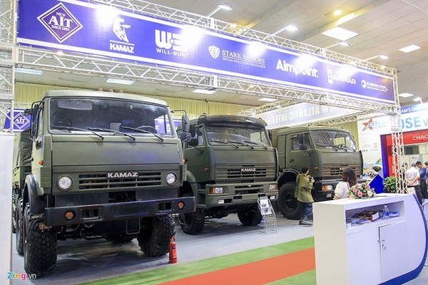 Cận cảnh bộ ba xe tải quân sự ở Hà Nội, có thể kéo xe tăng, tên lửa