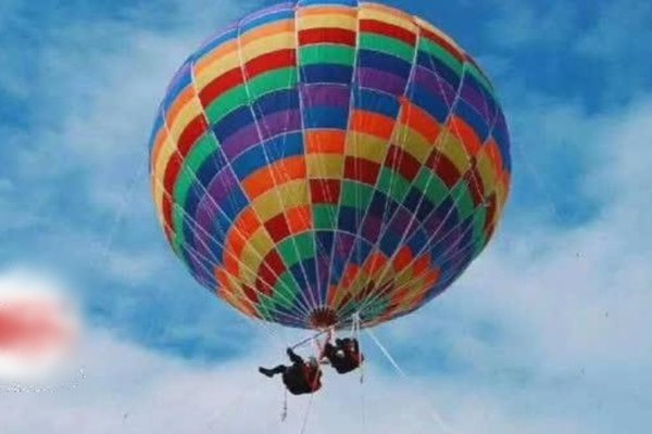 Khí cầu du lịch đứt dây, hai mẹ con du khách chết thảm