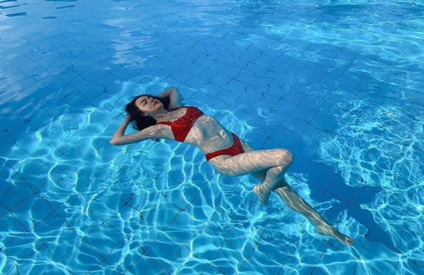 Phạm Quỳnh Anh lần hiếm hoi đăng ảnh mặc bikini