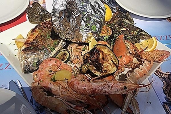 Thử 1 lạng , khách Việt bị nhà hàng ép trả tiền gần 5 kg hải sản