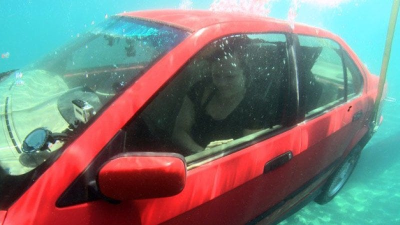 Tự hạ kính khi ôtô ngập nước, hiệu quả nhưng không dễ kích hoạt