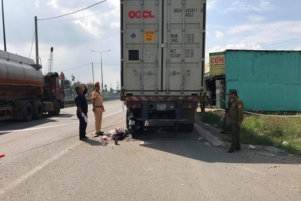 Tông đuôi xe container dừng bên đường, nam thanh niên chết tại chỗ