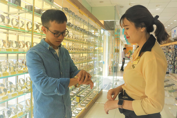 Mobile World sells 50,000 watches in Sept., targeting 50% VN market in 2020