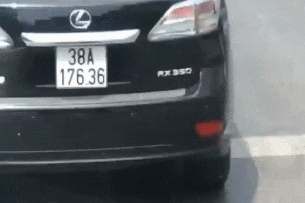 Tài xế xe Lexus không chịu nhường đường cho xe cứu hỏa ở Nghệ An