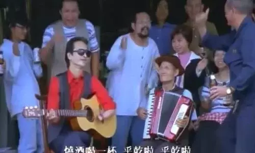 Ca sĩ mù Đài Loan đi hát ở chợ kiếm tiền chữa bệnh - Ảnh 2.