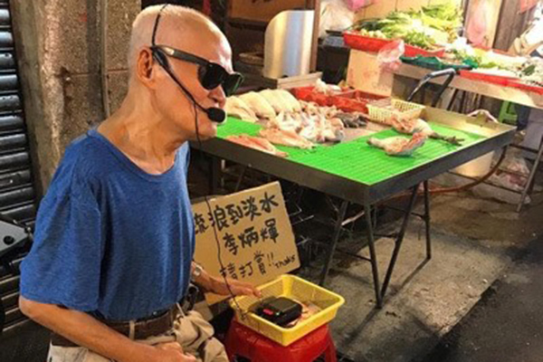 Ca sĩ mù Đài Loan đi hát ở chợ kiếm tiền chữa bệnh