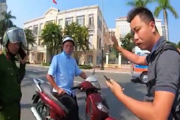 Bị lập biên bản, thanh niên nói ‘công an đánh dân’ khóa xe bỏ đi