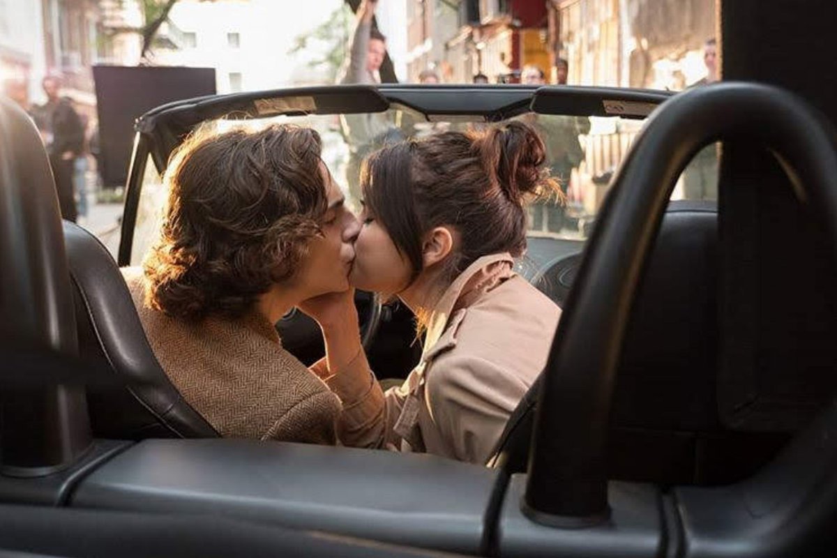 Selena Gomez hôn say đắm trong 'Chuyện ngày mưa ở New York'