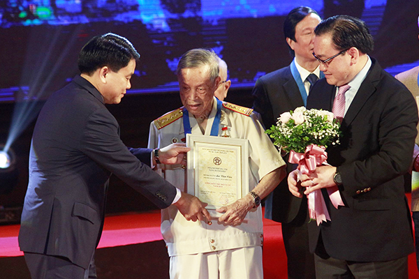 Anh hùng La Văn Cầu là công dân Thủ đô ưu tú: ‘Vinh dự quá lớn với tôi’