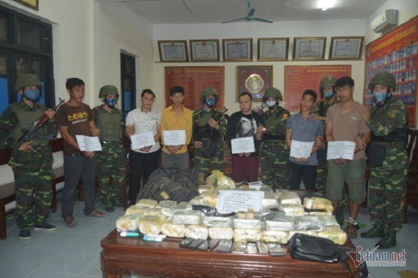 Bắt nhóm người Lào vận chuyển số lượng ma túy khủng nơi biên giới