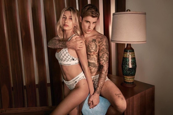 Justin Bieber chụp ảnh nội y nóng bỏng cùng vợ mới cưới