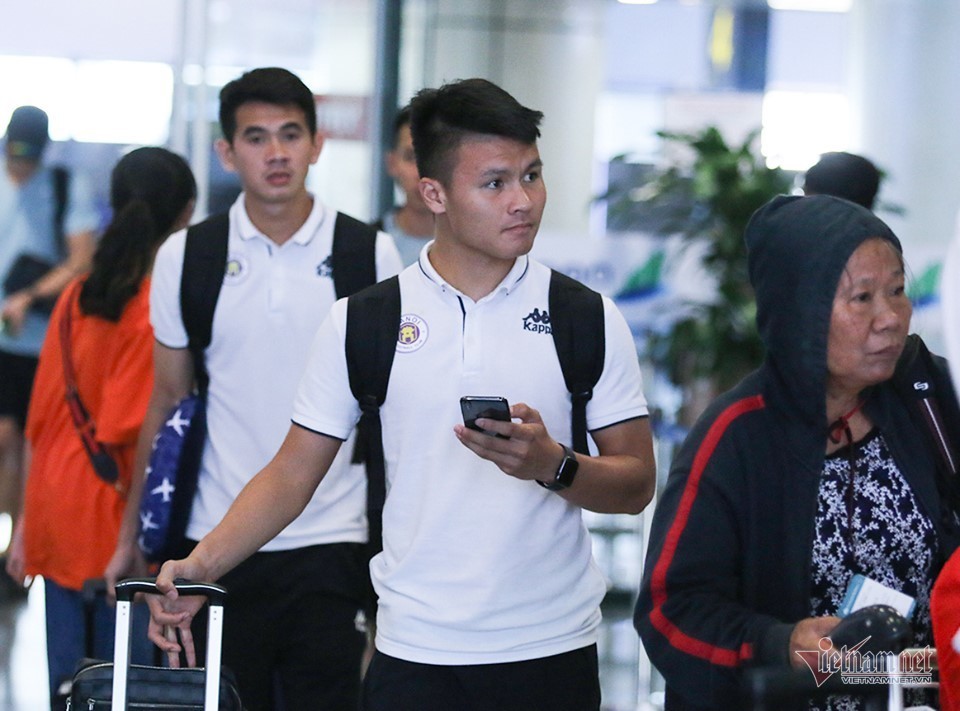 Quang Hải, Bùi Tiến Dũng về nước hội quân tuyển Việt Nam