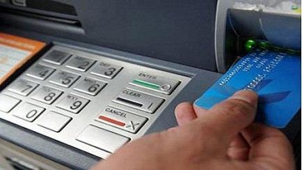 Hàng trăm công nhân bị cầm nợ bằng thẻ ATM