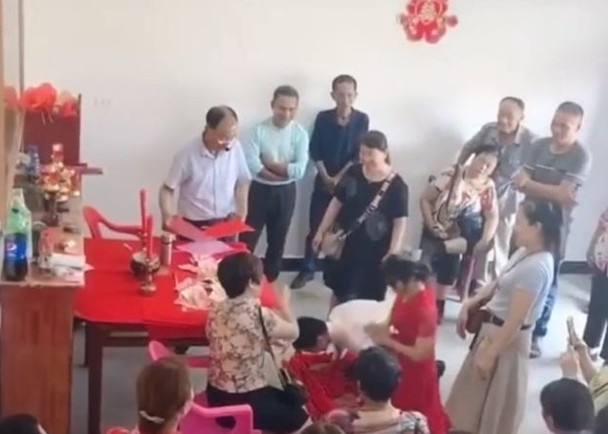 Quỳ lạy họ hàng, cô dâu sụn lưng nằm bẹp tại chỗ