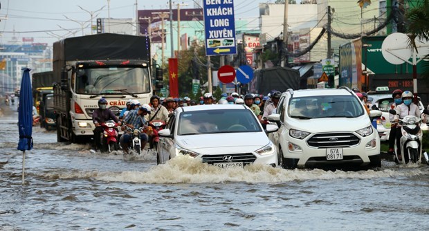 Southern Vietnam suffers from flooding, tidal surges