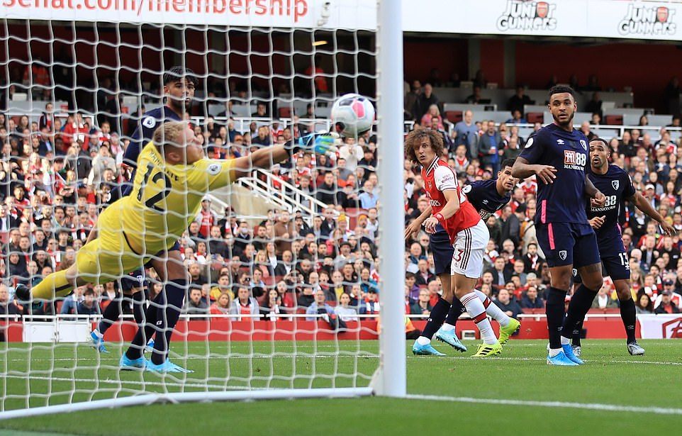 Arsenal vào top 3 nhờ pha không chiến của David Luiz