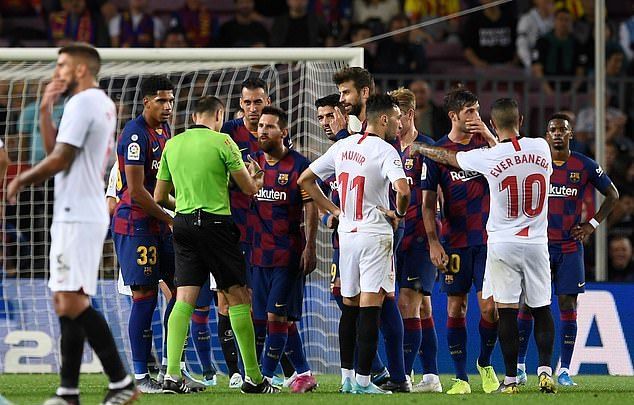 Messi ghi siêu phẩm, Barca vùi dập Sevilla rồi ăn 2 thẻ đỏ