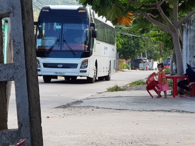 Dân 'khóc' vì xe du lịch chở khách Trung Quốc ồ ạt vào đường quê