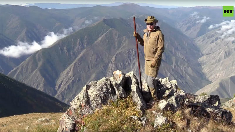 Xem Putin lái xe, leo đèo ở vùng núi Siberia