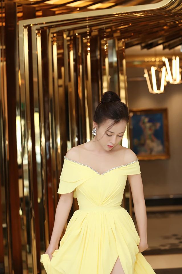 Phương Oanh diện váy vàng sexy khoác tay Doãn Quốc Đam ở Hàn Quốc
