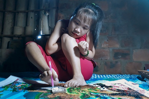Những bức tranh đính đá và đôi chân kì diệu của cô gái Quảng Bình