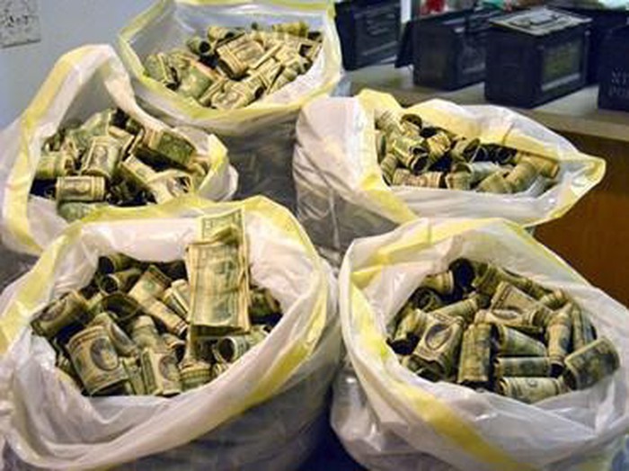 Tỷ phú Nga ném 20.000 USD xuống đám đông người tham quan