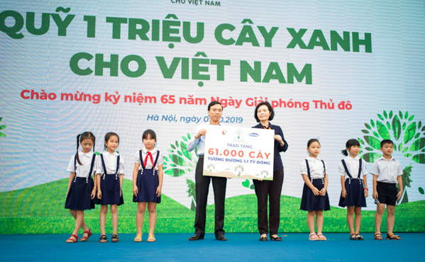 Học sinh Hà Nội nô nức mang vỏ sữa đổi cây xanh