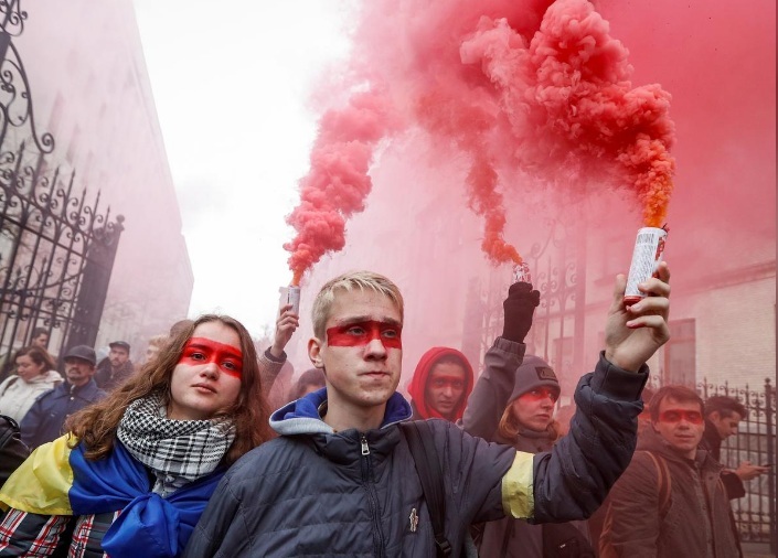 Thousands rally in Kiev to protest autonomy plan for eastern Ukraine