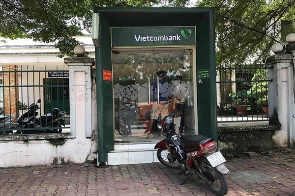 Cô gái rút tiền tại cây ATM, thanh niên táo tợn kề dao uy hiếp cướp