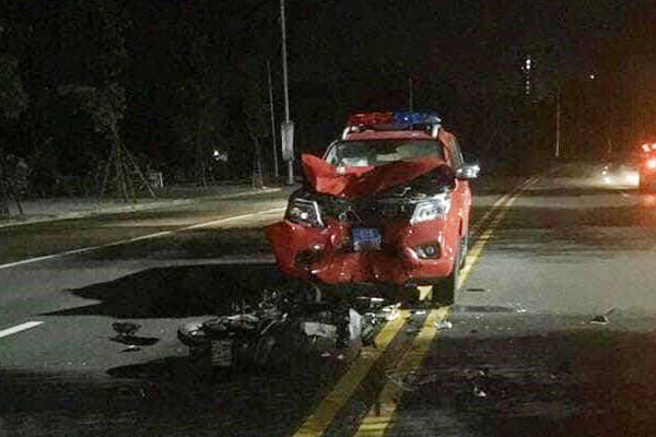 Xe máy đấu đầu xe cảnh sát PCCC ở Bình Dương, 2 thanh niên nguy kịch