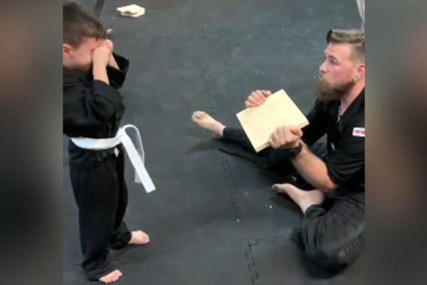 Nỗ lực đáng kinh ngạc của cậu bé 5 tuổi trong bài kiểm tra võ thuật