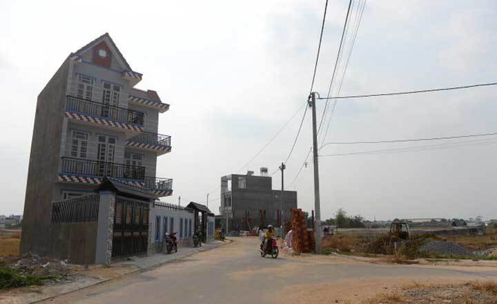 Vợ chồng quyết liều mua đất ngoại thành, 2 năm trúng lớn tiền tỷ thu về