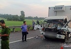 Ô tô tải biến dạng trên cao tốc Trung Lương, hai cha con thiệt mạng